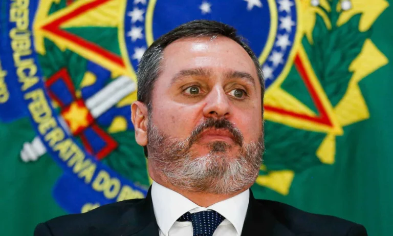STF forma maioria para afastar chefe da PF, mas decisão fica suspensa