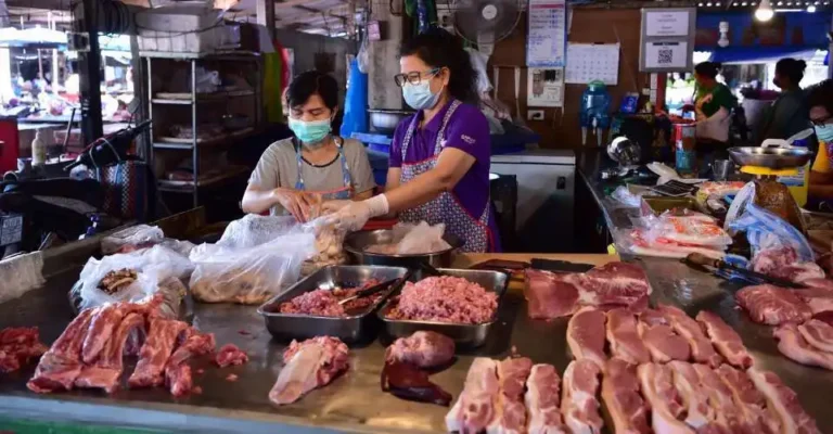 Muçulmanos protestam contra restaurante de carne suína de proprietários cristãos na Indonésia