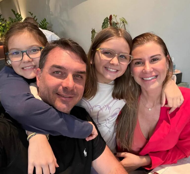 Flávio Bolsonaro é único candidato que inclui vida desde a concepção no programa