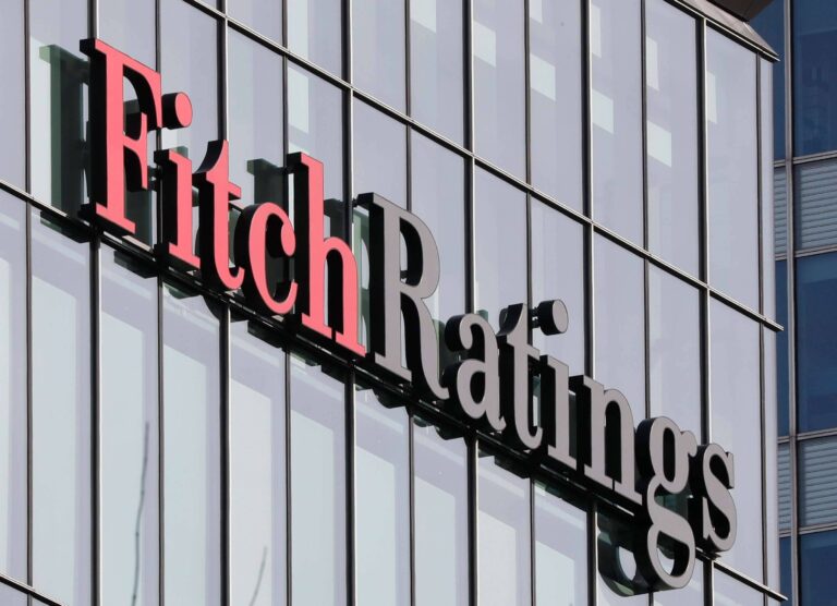 Fitch prevê corte de investimentos ao mínimo pelas empresas em 2027