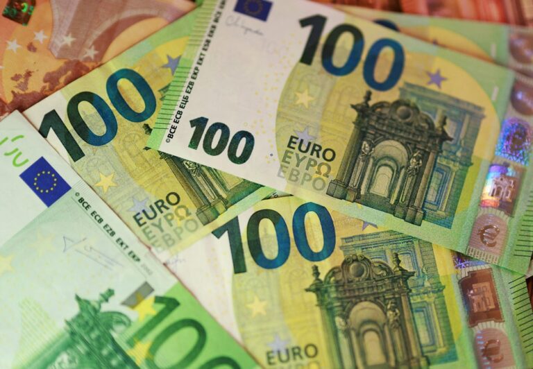 Atividade empresarial da zona do euro acelera no ritmo mais rápido em três anos
