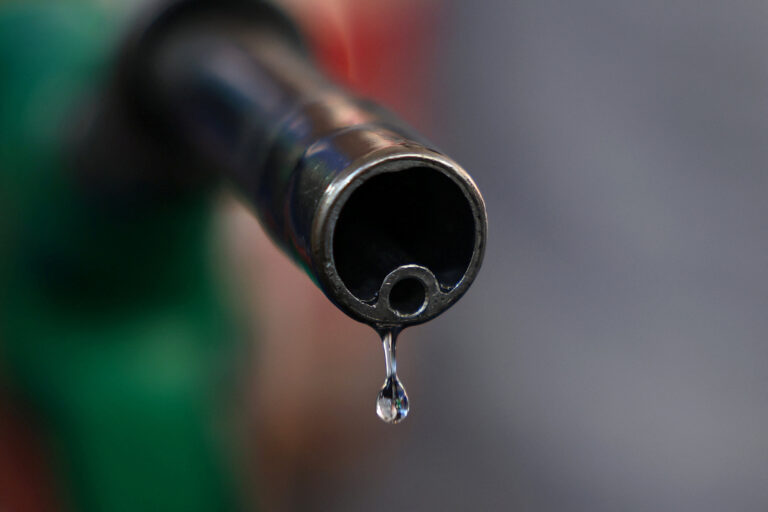 Governo reduz impostos sobre gasolina e etanol e cria subsídio para diesel