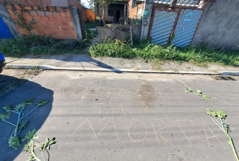 Mulher é encontrada morta com recado macabro em frente a casa em Duque de Caxias