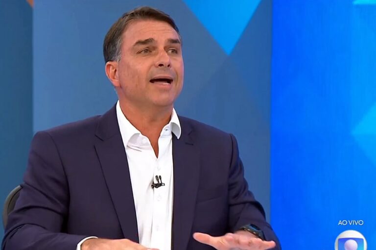 Flávio Bolsonaro apoia decisão de Mendonça no STF