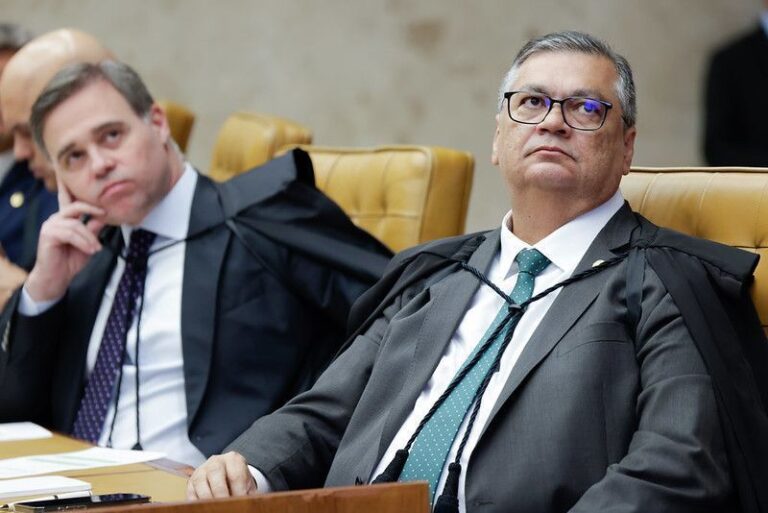 Dino derruba decisão e critica juízes por ceder a pressões
