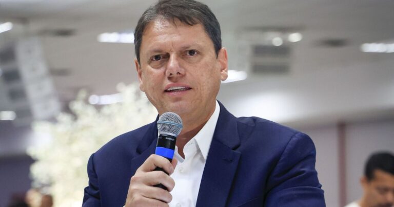 Pesquisa aponta que 64% aprovam trabalho de Tarcísio de Freitas