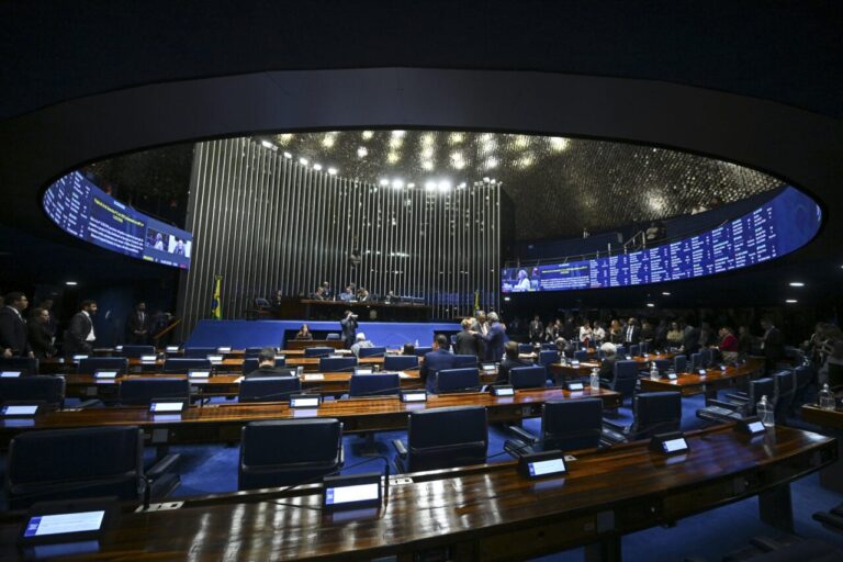 CCJ do Senado aprova parecer favorável à PEC que reduz jornada de 6x1