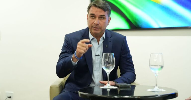 Flávio Bolsonaro chama Lula de pai do tigrinho em resposta à ofensiva contra bets