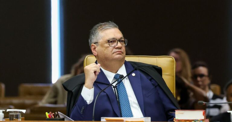 Dino pede vista e STF adia decisão sobre unir casos de Moraes e Mendonça