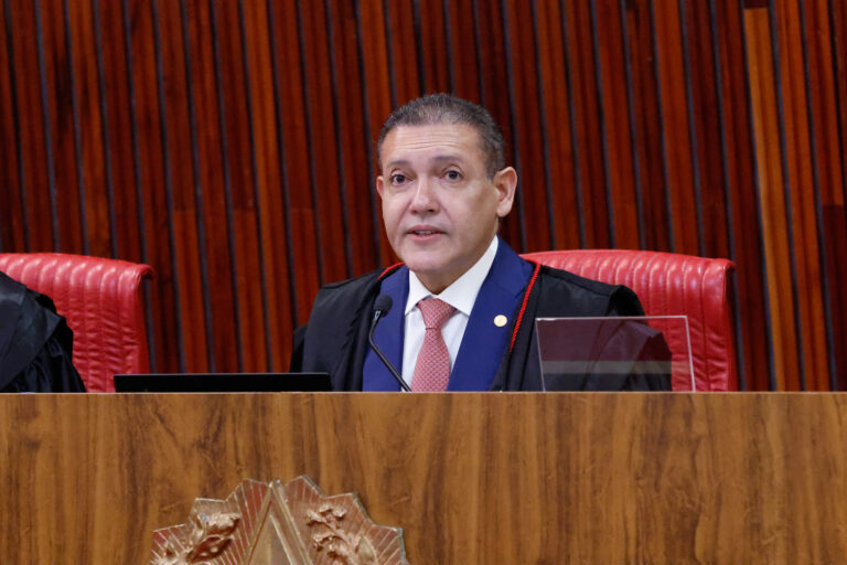 TSE suspende jingle de Lula que critica Flávio Bolsonaro
