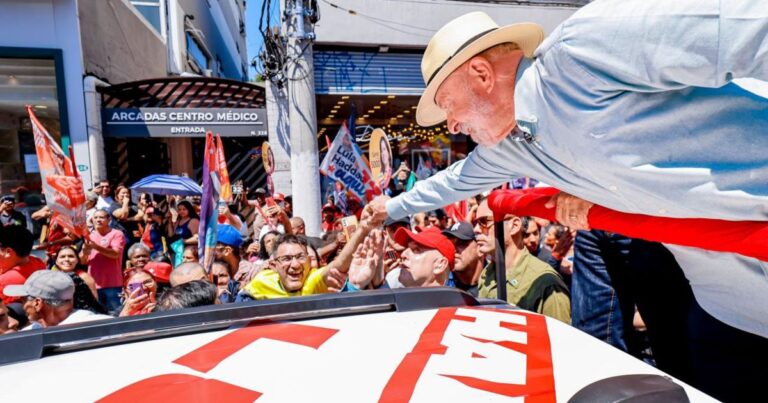 Comício de Lula toca Nossa Senhora em meio a polêmica com Flávio Bolsonaro