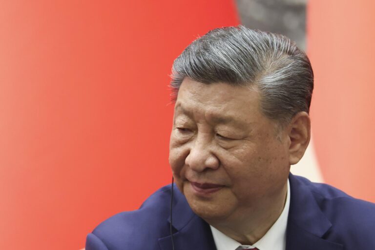 China oferece recompensas em dinheiro para quem denunciar cristãos