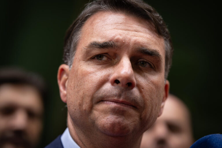 Flávio Bolsonaro critica foto de Gonet e banqueiro em Londres com bebidas caras