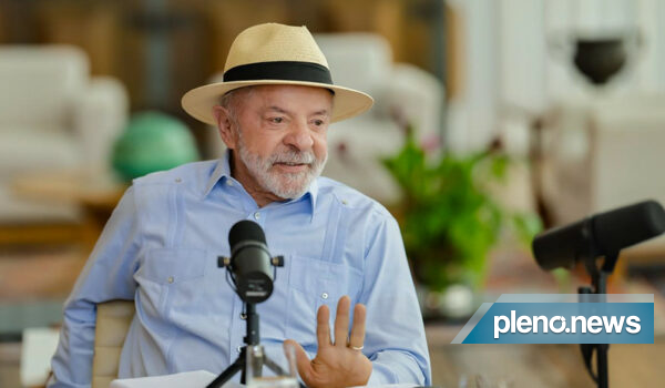 Lula defende resultados econômicos e reconhece carestia em podcast