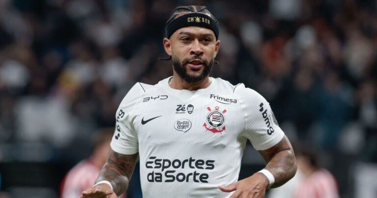 Corinthians é eliminado da Libertadores após perda de pênalti de Memphis