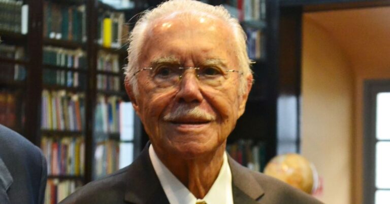 José Sarney continua internado com pneumonia sem previsão de alta