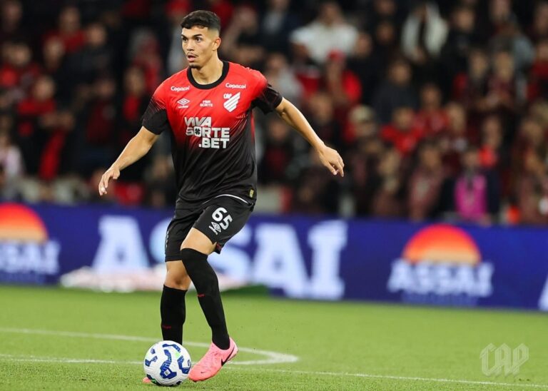 Dez clubes europeus monitoram zagueiro do Athletico Paranaense