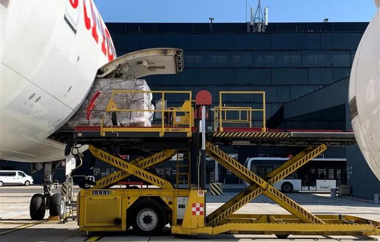 Carga aérea global cresce 4,4% em agosto ante 2025