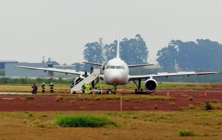 Aeronave sai da pista e para em lama no Aeroporto de Cascavel