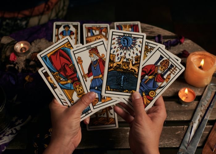 Aliança Evangélica alerta fiéis contra tarô, cristais e astrologia