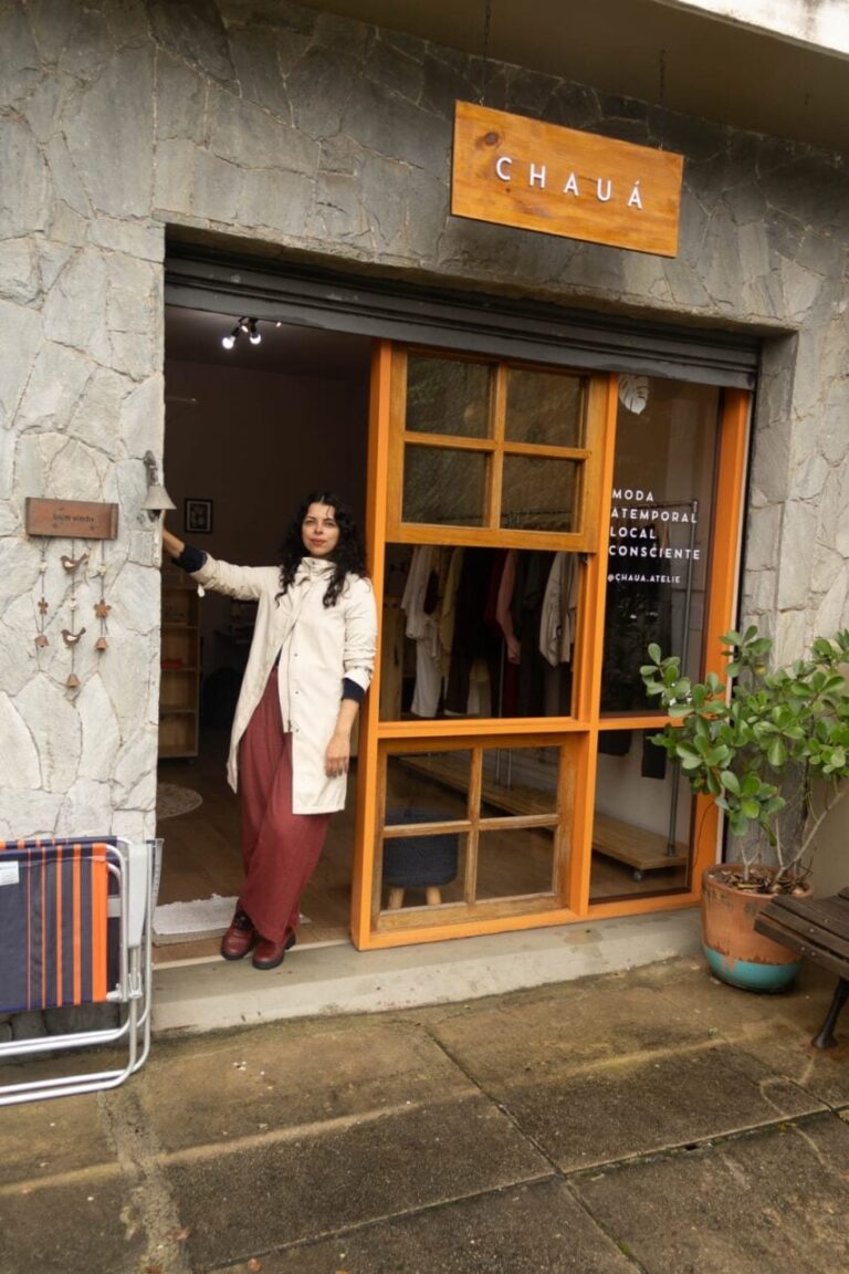 Marca de moda curitibana resgata ofício de costureira através da slow fashion