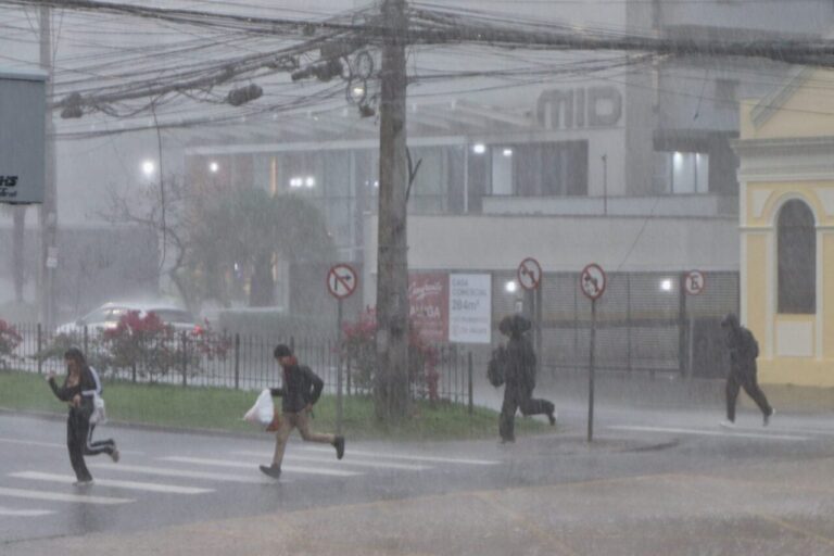 Sistema de baixa pressão traz chuva ao Paraná neste fim de semana