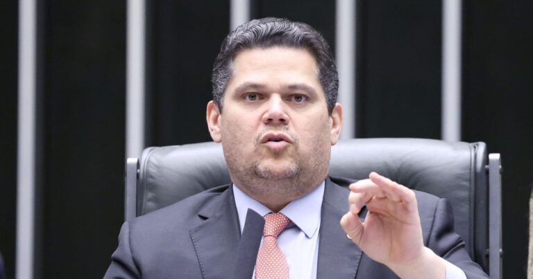 Alcolumbre diz que 109 pedidos de impeachment contra ministros do STF não é normal