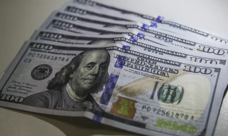 Dólar fecha em alta e Bolsa recua com avanço do petróleo