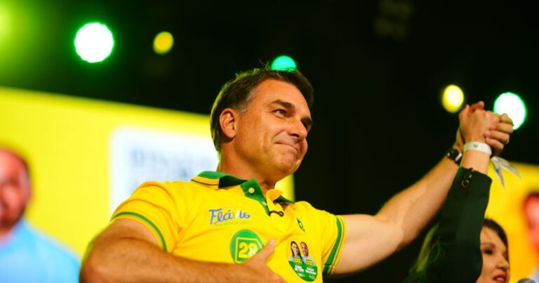 Flávio Bolsonaro confirma participação em debate na Globo sem Lula