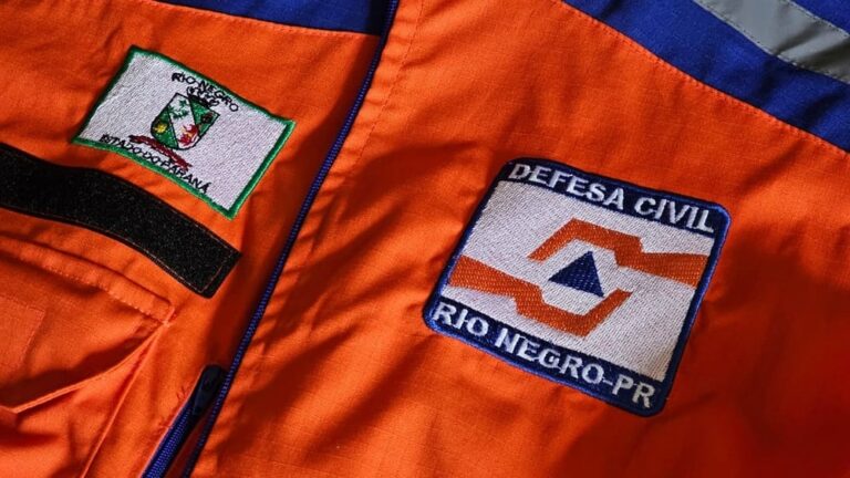 Rio Negro baixa 1,32 metro mas chuva prevista mantém famílias afastadas