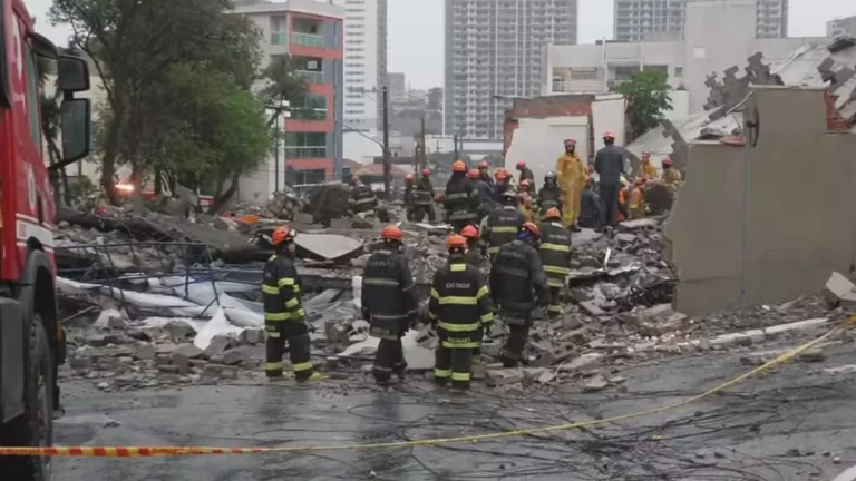 Prédio em construção desaba sobre casa e mata ao menos duas pessoas em São Paulo