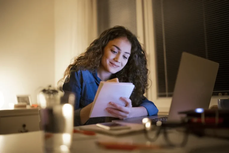 Neurologista explica por que estudar até tarde prejudica memória antes de provas
