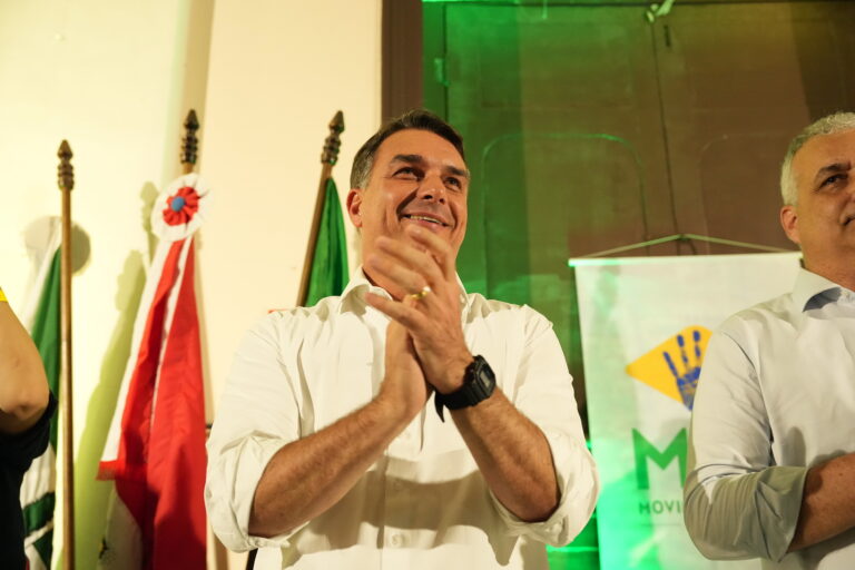 Flávio Bolsonaro intensifica campanha pelo voto útil no primeiro turno