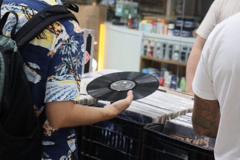 Curitiba Vinil reúne 30 mil discos e discotecagem com entrada gratuita no sábado