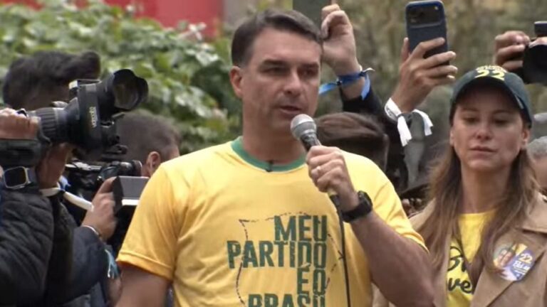 Flávio Bolsonaro cancela agenda de campanha no interior de SP por chuvas