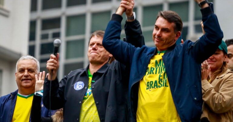 Flávio Bolsonaro se apoia em Tarcísio para manter força em SP no segundo turno