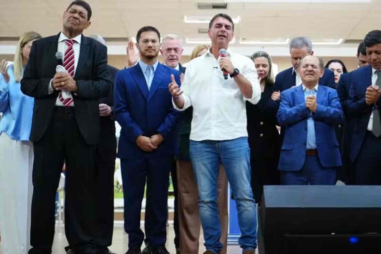 Pesquisa aponta que 90% dos brasileiros reprovam candidatos fazendo campanha em igrejas