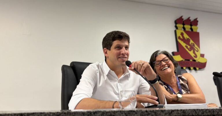 João Campos promete comissão para discutir carreiras na UPE