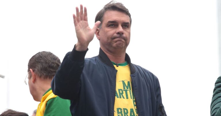 PF investiga assessora de Flávio Bolsonaro por negociação de emendas com miliciano