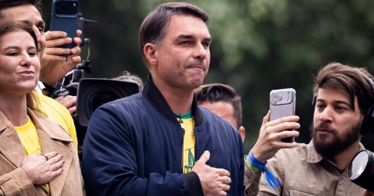 Equipe de Flávio Bolsonaro aciona TSE contra Lula por suposto uso da máquina pública