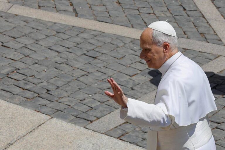 Papa Leão XIV chega a Lourdes para primeira viagem à França com 250 mil visitantes