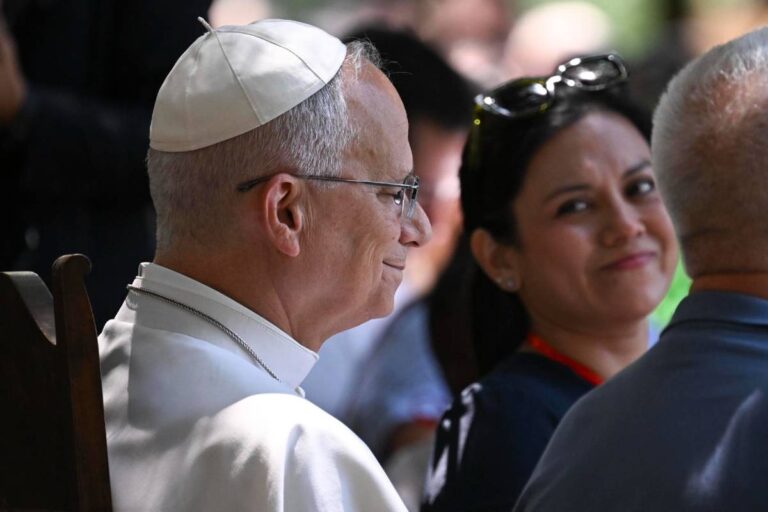 Papa Leão XIV ouve relatos de imigrantes em centro de Paris