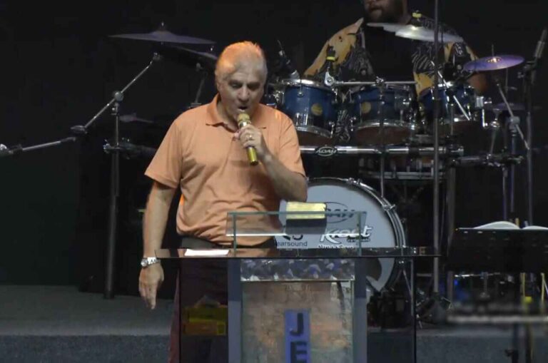 Pastor Carlos Moyses elogia André Mendonça em culto com críticas a autoridades