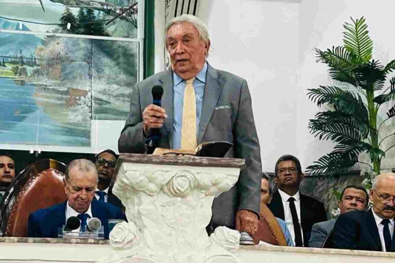 Pastor critica uso de Bíblia digital no púlpito por exposição a anúncios