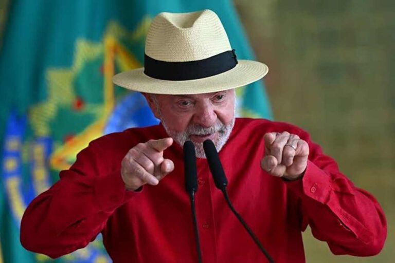 Lula associa vermelho do PT ao sangue de Cristo em encontro com evangélicos
