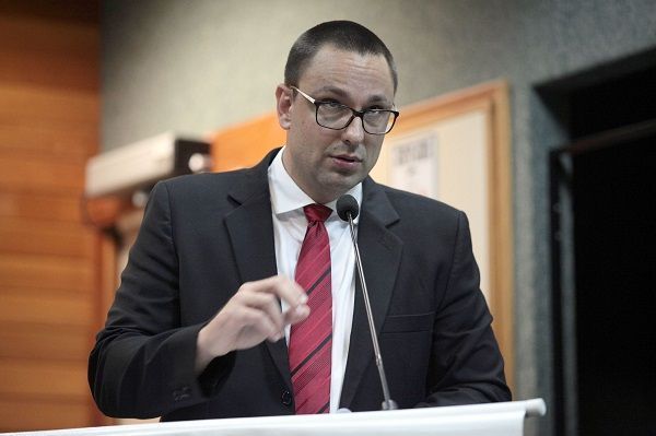 Defensor público Ralf Zimmer tenta governo de Santa Catarina pela segunda vez