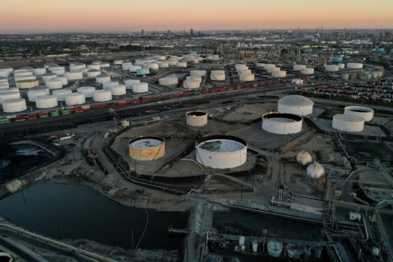 EIA constata queda no estoque de petróleo bruto dos EUA enquanto combustíveis acumulam
