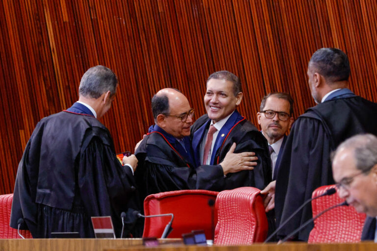 Ministro Antonio Carlos Ferreira deixa TSE após julgar cassação de Castro e disparos de Bolsonaro