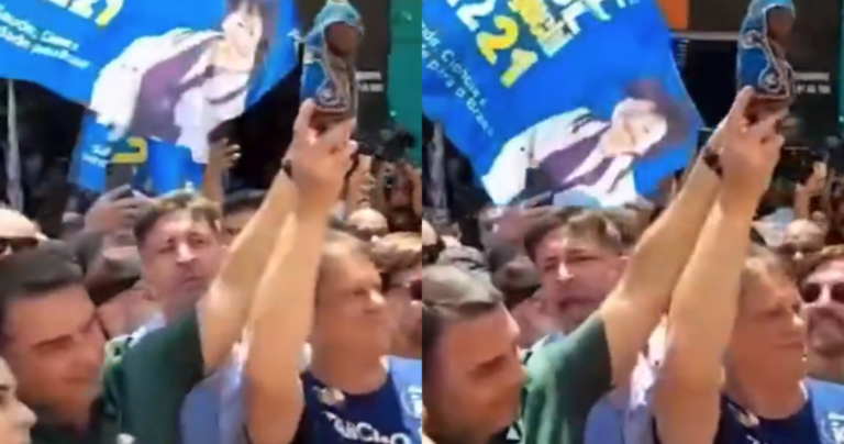 Flávio e Tarcísio erguem imagem de Nossa Senhora Aparecida em ato de campanha