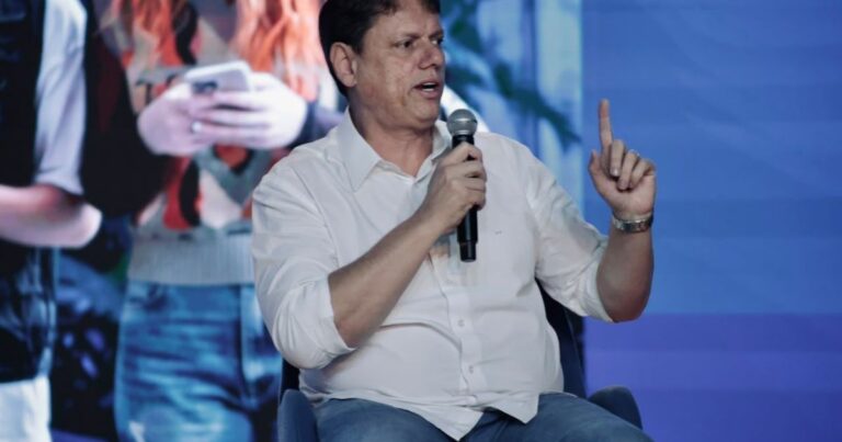 Tarcísio nega buscar voto evangélico apesar de frequência em igrejas